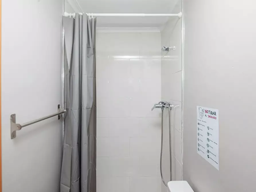 Immagine 7 di Camera in affitto  in Avinguda del Port a Valencia