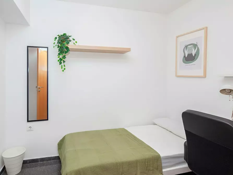 Immagine 5 di Camera in affitto  in Avinguda del Port a Valencia