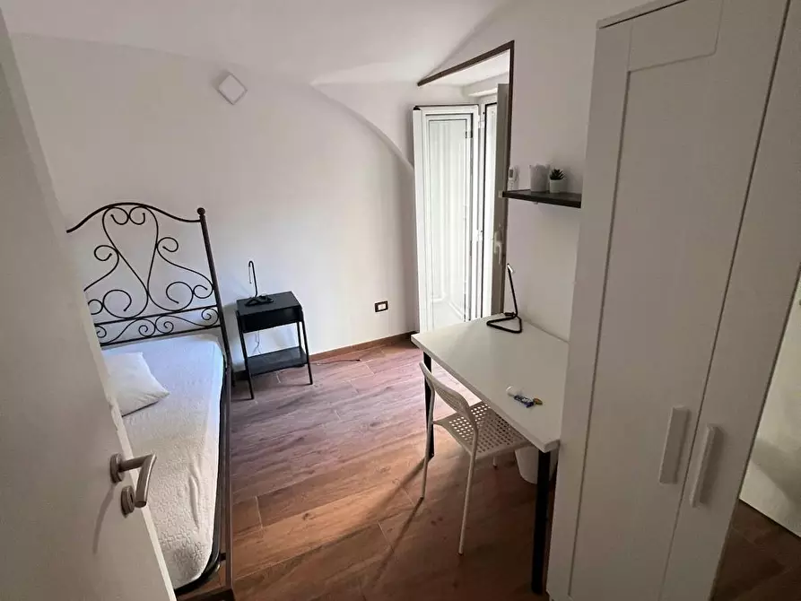 Immagine 1 di Camera in affitto  in Vico Santa Maria della Purità a Napoli