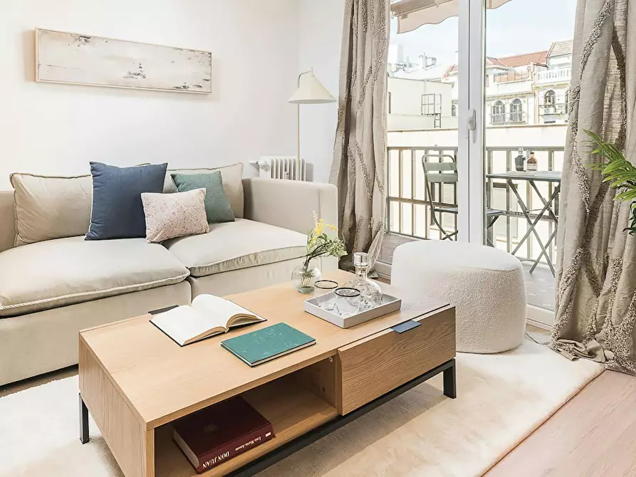 Immagine 1 di Appartamento in affitto  in Calle de Martín de los Heros a Madrid