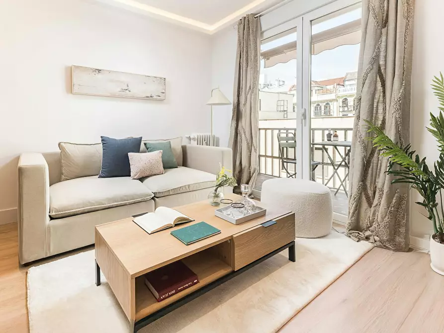 Immagine 2 di Appartamento in affitto  in Calle de Martín de los Heros a Madrid