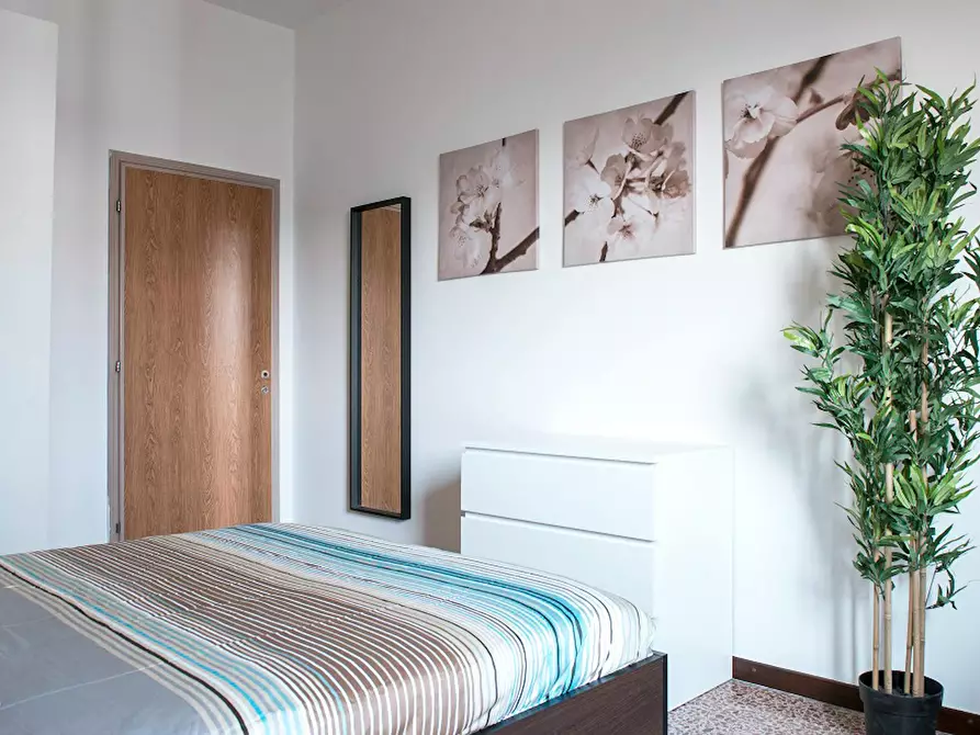 Immagine 2 di Camera in affitto  in Via Federico Engels a Milano