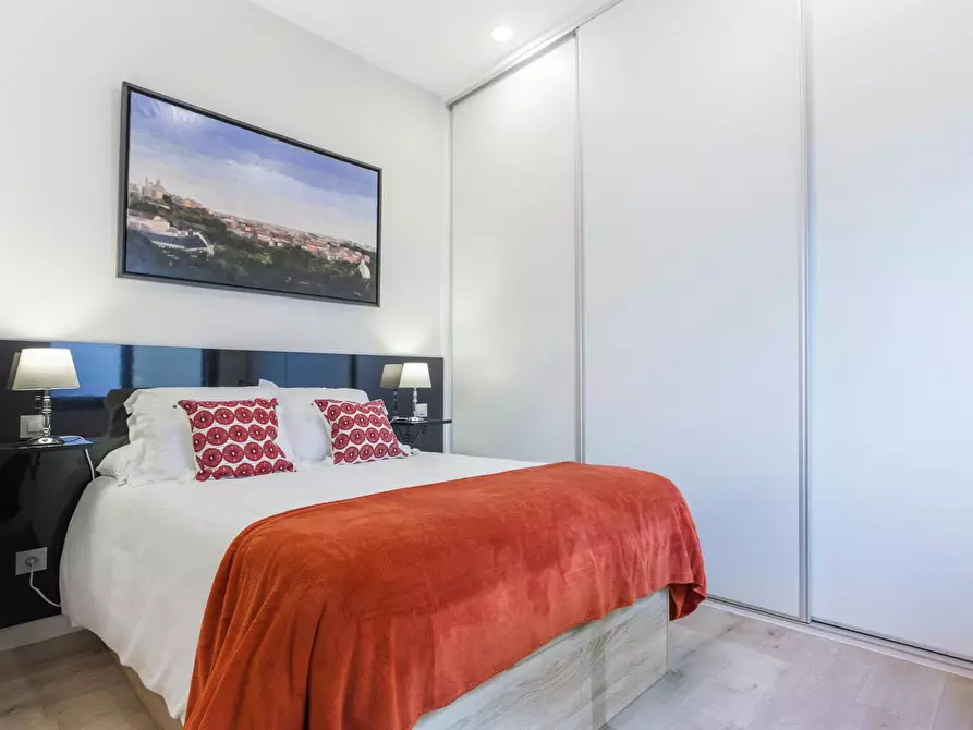 Immagine 1 di Appartamento in affitto  in Calle de la Reina a Madrid