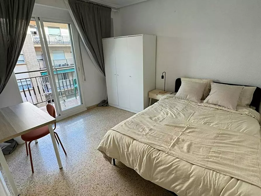Immagine 1 di Camera in affitto  in Carrer de Pere Cabanes a Valencia
