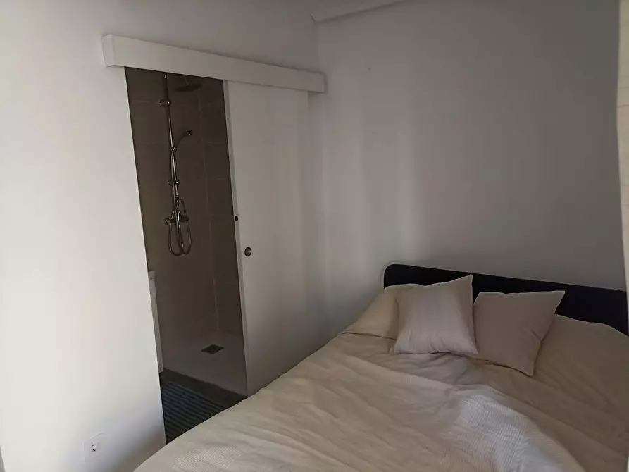 Immagine 1 di Camera in affitto  in Carrer de Pere Cabanes a Valencia