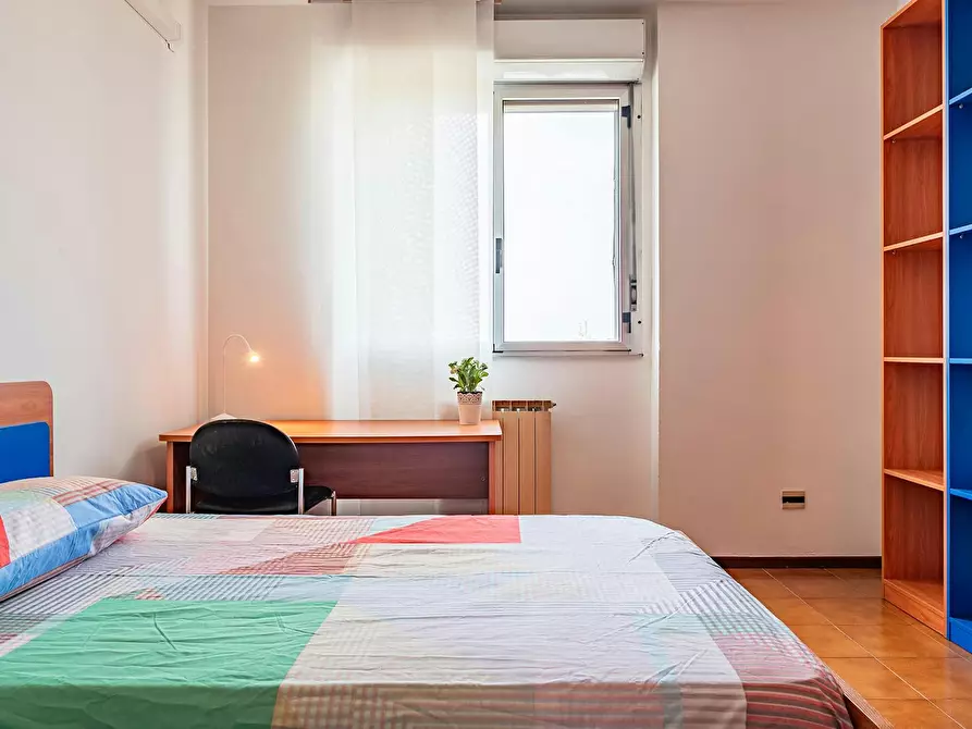 Immagine 1 di Camera in affitto  in Via Lodovico Il Moro a Milano