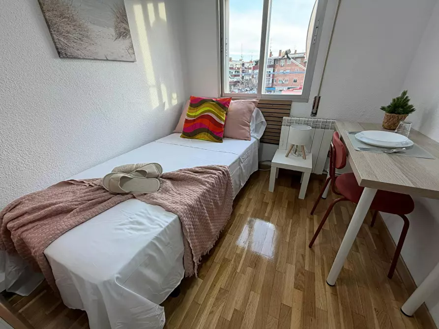 Immagine 1 di Camera in affitto  in Calle Monte de Montjuich a Madrid