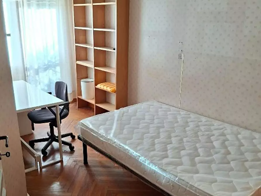 Immagine 1 di Camera in affitto  in Via Alfredo Serranti a Roma