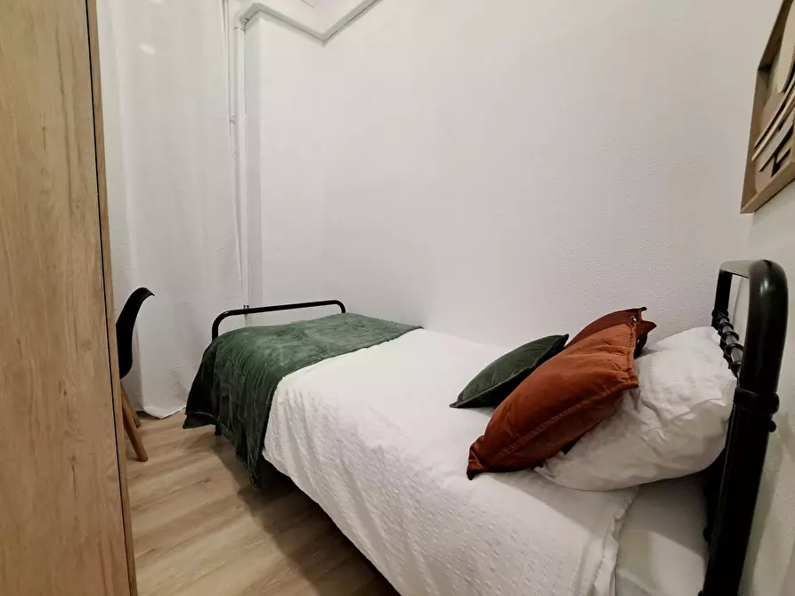 Immagine 1 di Camera in affitto  in Calle de la Luna a Madrid