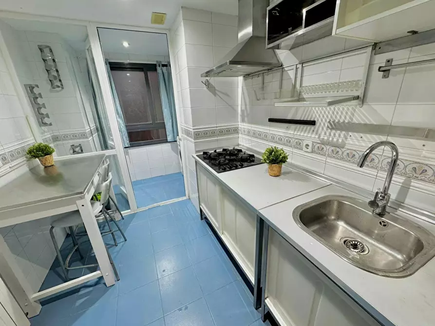 Immagine 5 di Camera in affitto  in Calle de Isabel Clara Eugenia a Madrid