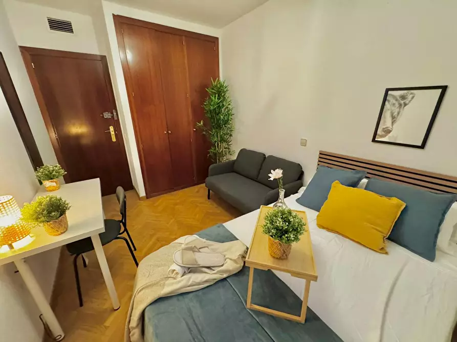 Immagine 1 di Camera in affitto  in Calle de Isabel Clara Eugenia a Madrid