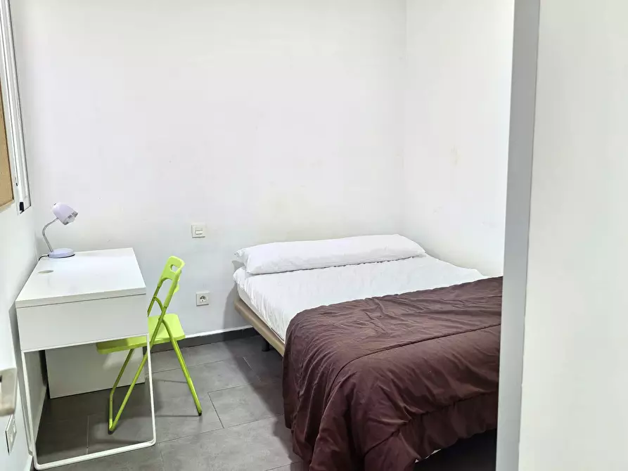 Immagine 1 di Camera in affitto  in Calle del Médico Pascual Pérez a Alicante/Alacant