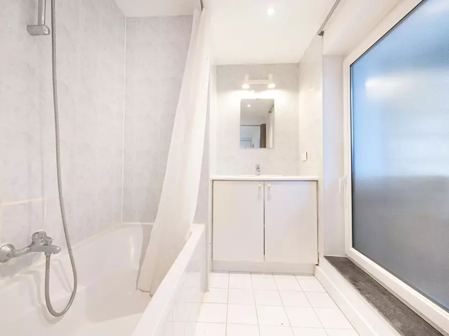 Immagine 10 di Appartamento in affitto  in Rue Lesbroussart a Ixelles