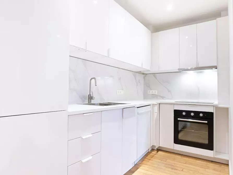 Immagine 4 di Appartamento in affitto  in Rue Lesbroussart a Ixelles