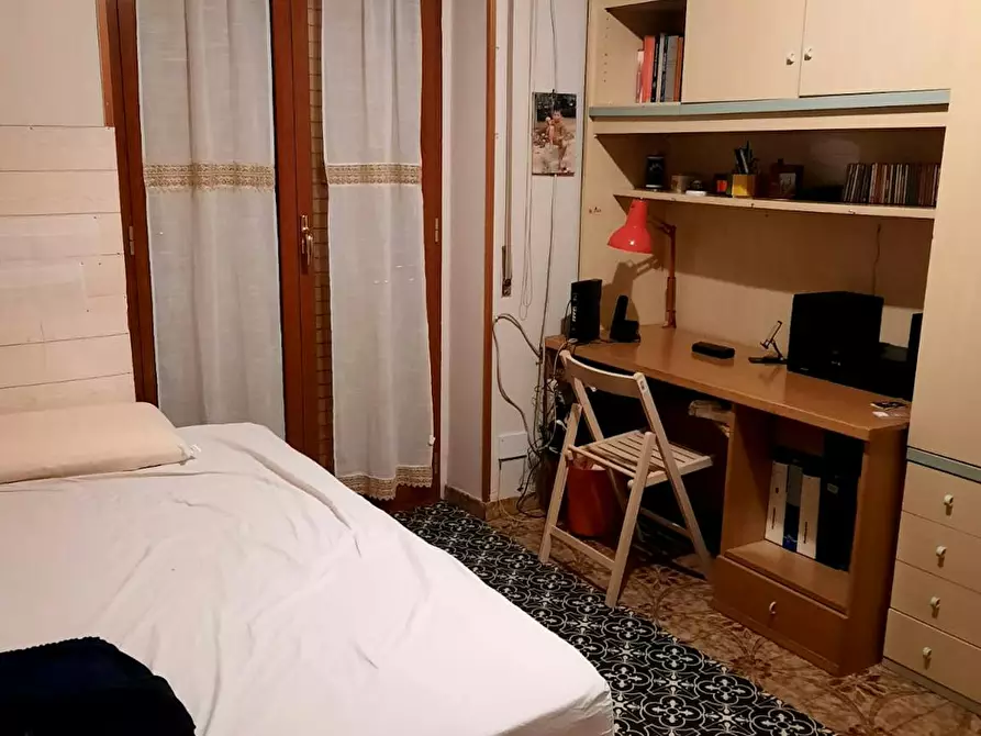 Immagine 1 di Camera in affitto  in Piazza Salvatore Lo Bianco a Napoli