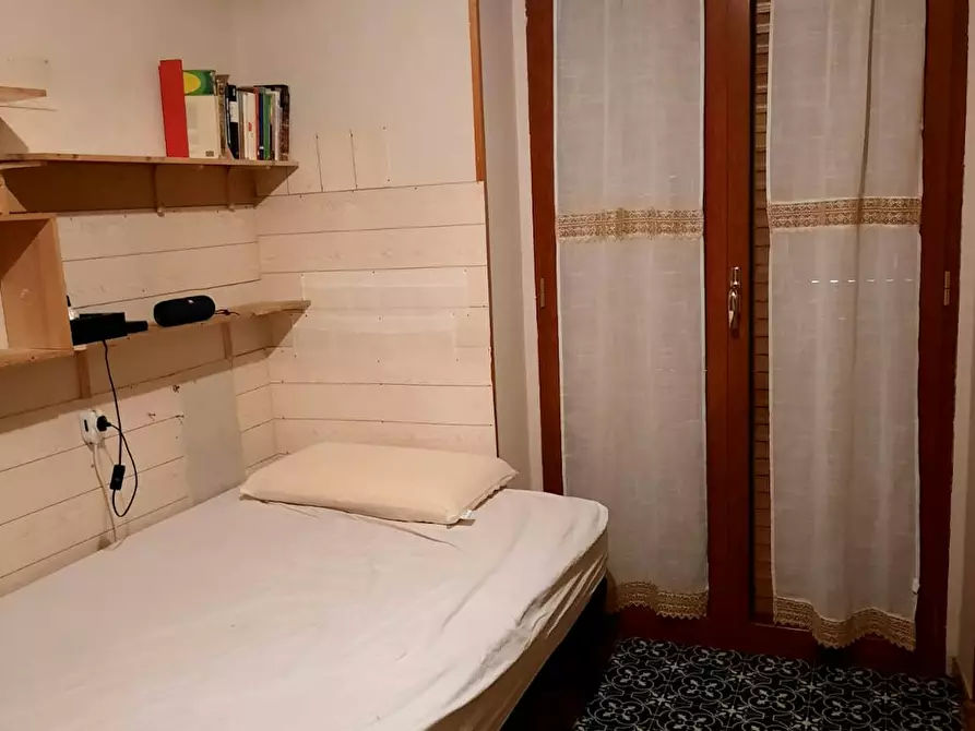 Immagine 8 di Camera in affitto  in Piazza Salvatore Lo Bianco a Napoli