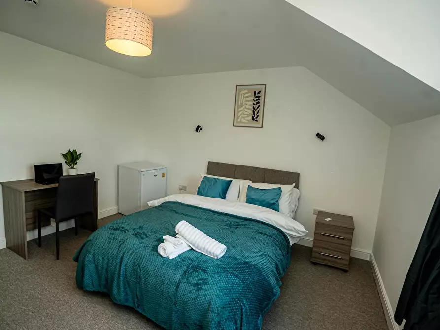 Immagine 2 di Casa indipendente in affitto  in Queens Court Road a 