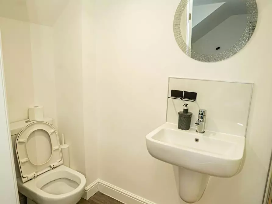 Immagine 7 di Casa indipendente in affitto  in Queens Court Road a 
