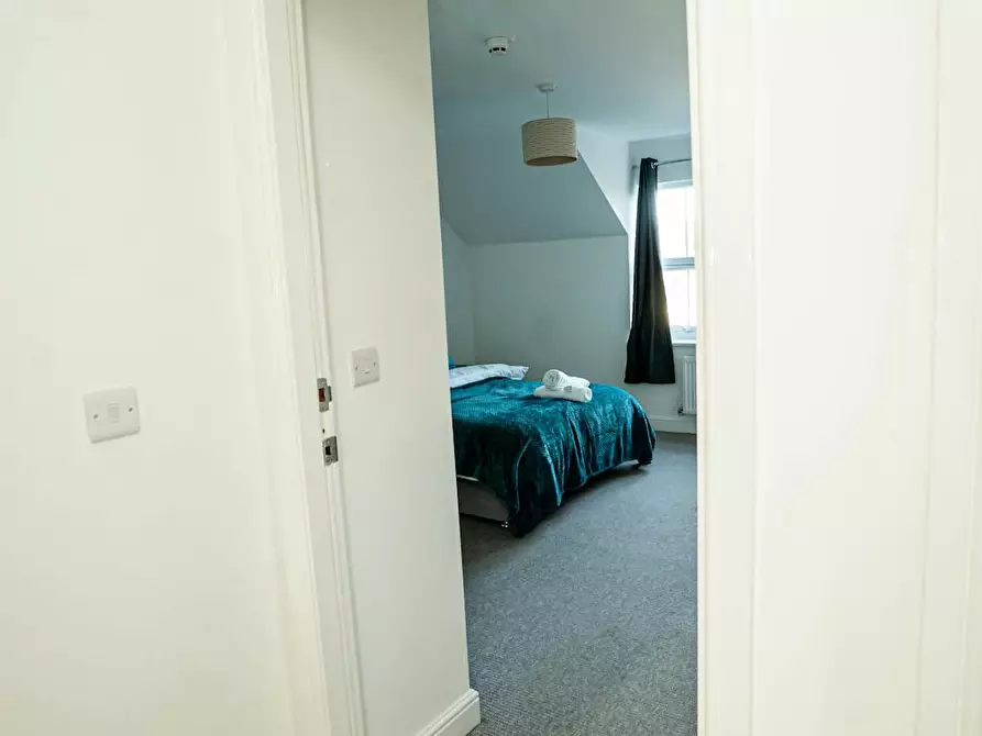Immagine 4 di Casa indipendente in affitto  in Queens Court Road a 
