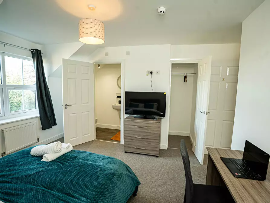 Immagine 3 di Casa indipendente in affitto  in Queens Court Road a 