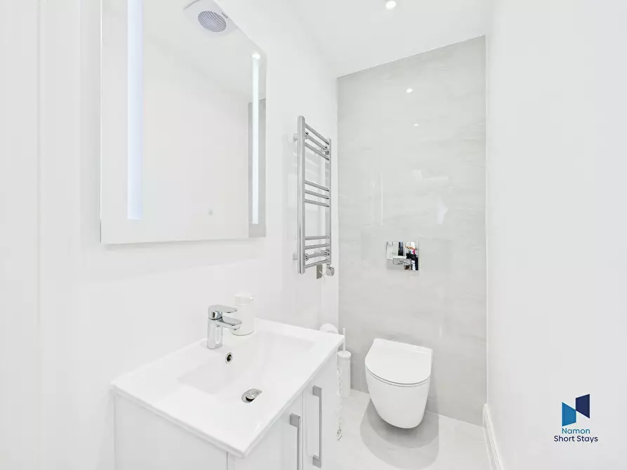 Immagine 6 di Casa indipendente in affitto  in Purley Downs Road a Croydon