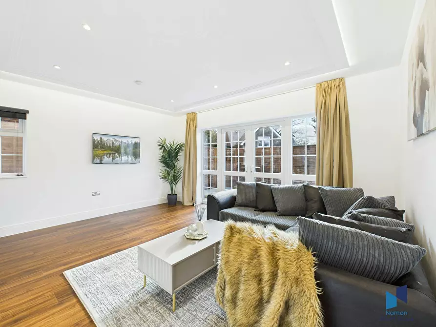 Immagine 1 di Casa indipendente in affitto  in Purley Downs Road a Croydon