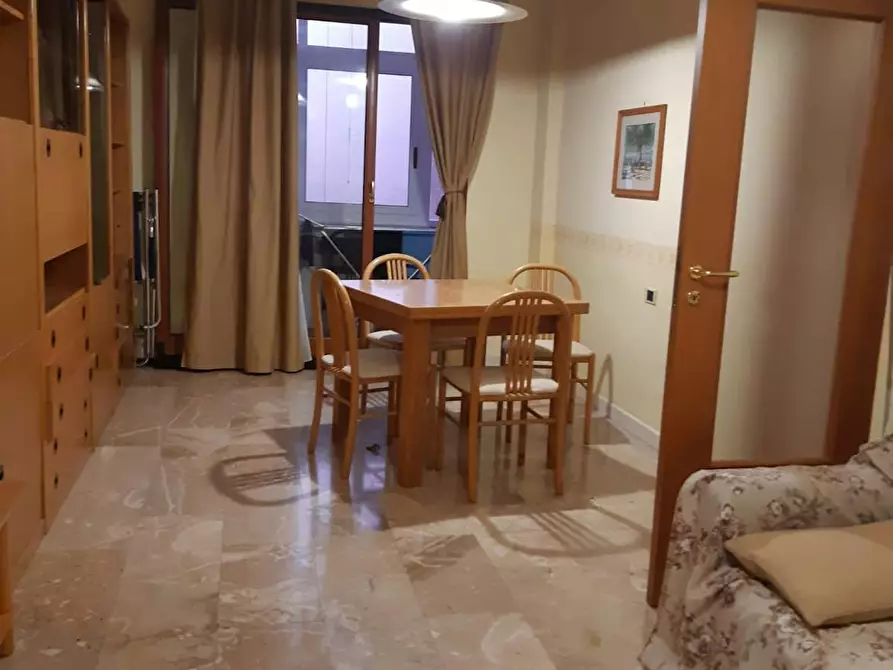 Immagine 2 di Camera in affitto  in Piazza Salvatore Lo Bianco a Napoli