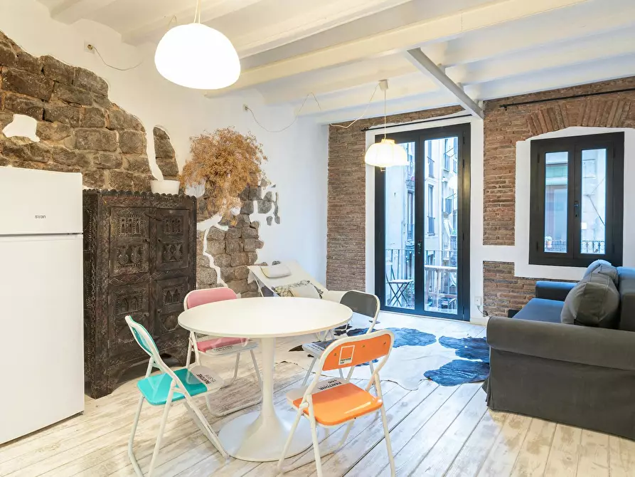 Immagine 1 di Casa indipendente in affitto  in Carrer dels Canvis Vells a Barcelona