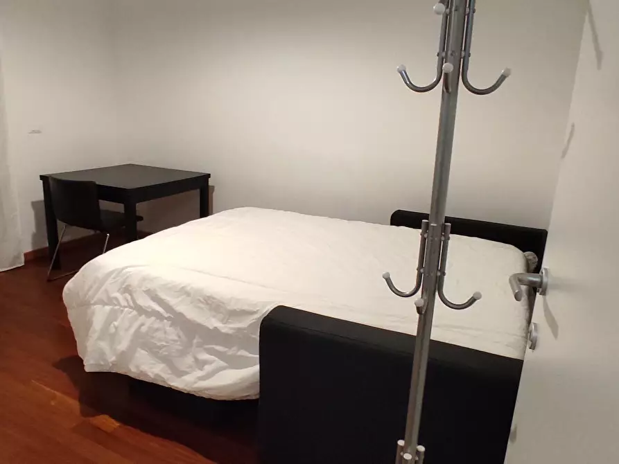 Immagine 3 di Camera in affitto  in Via Alghero a Roma