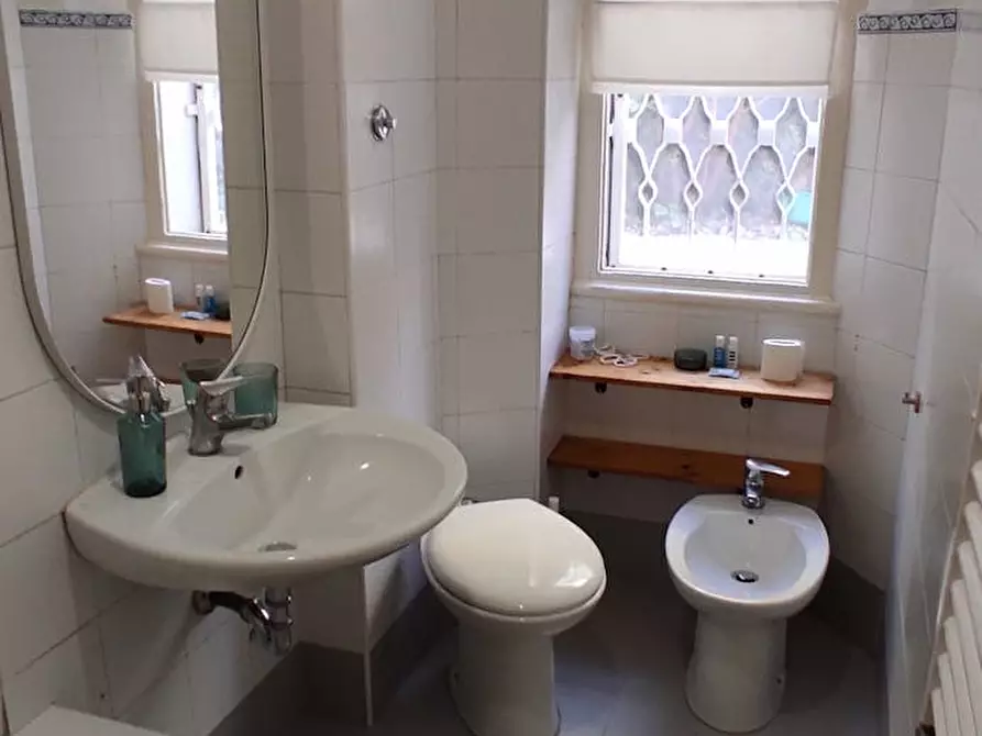 Immagine 6 di Camera in affitto  in Via Alghero a Roma