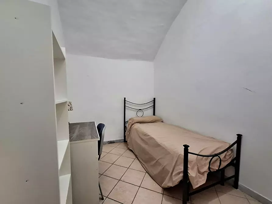 Immagine 1 di Camera in affitto  in Via Duomo a Napoli