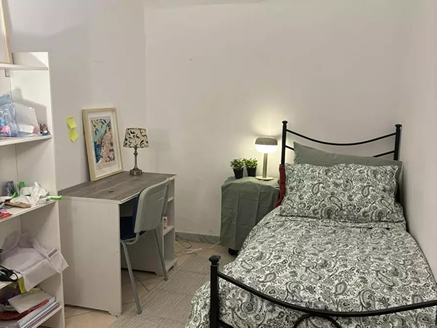 Immagine 1 di Camera in affitto  in Via Duomo a Napoli