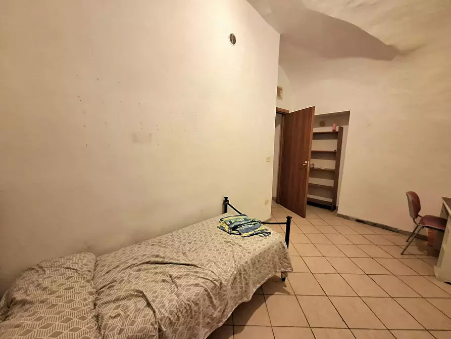 Immagine 2 di Camera in affitto  in Via Duomo a Napoli