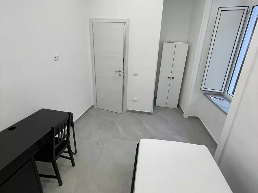 Immagine 4 di Camera in affitto  in Piazza Cavour a Napoli