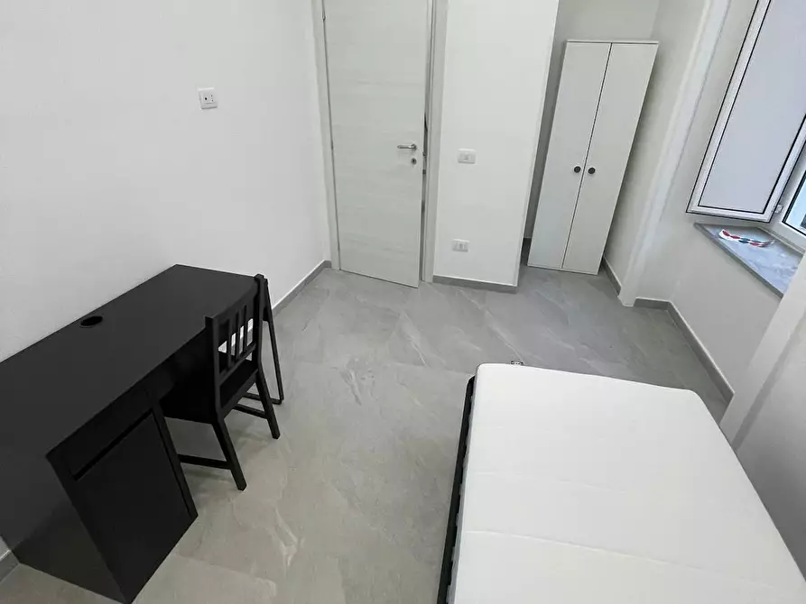 Immagine 5 di Camera in affitto  in Piazza Cavour a Napoli