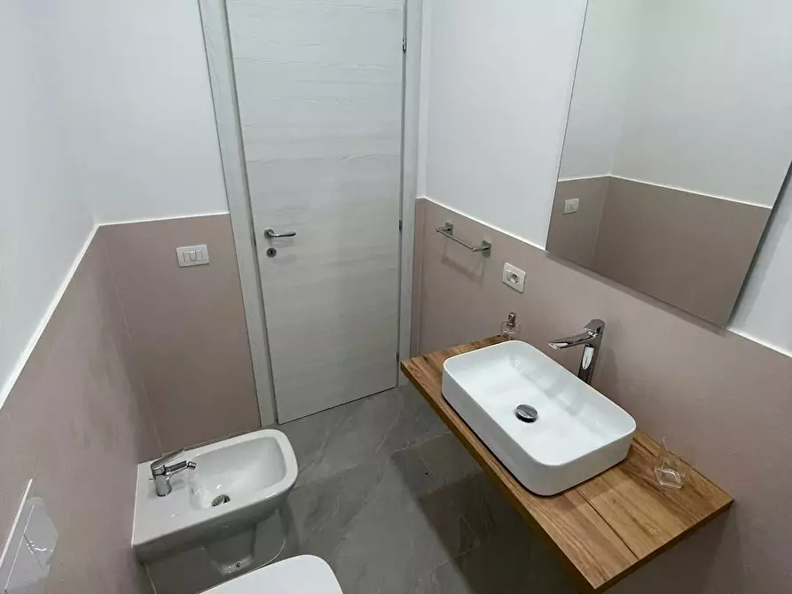 Immagine 10 di Camera in affitto  in Piazza Cavour a Napoli