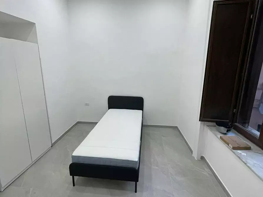 Immagine 5 di Camera in affitto  in Piazza Cavour a Napoli