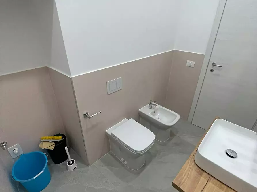 Immagine 10 di Camera in affitto  in Piazza Cavour a Napoli