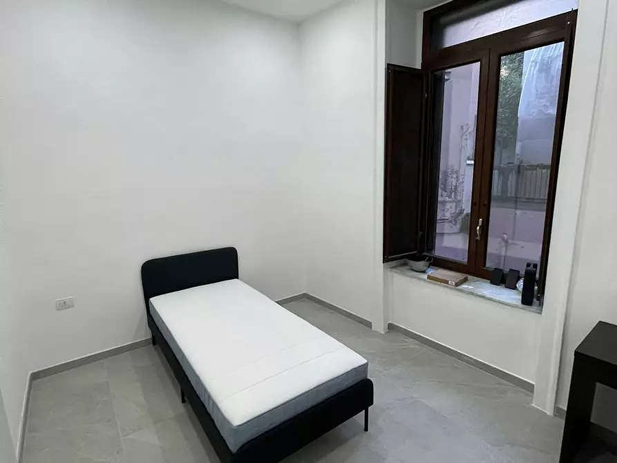 Immagine 7 di Camera in affitto  in Piazza Cavour a Napoli