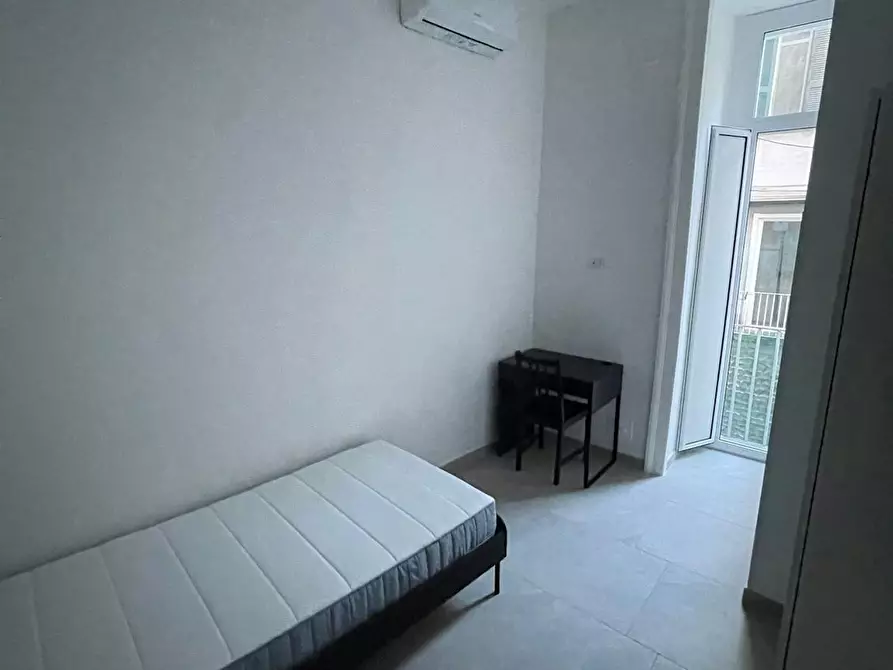 Immagine 4 di Camera in affitto  in Piazza Cavour a Napoli