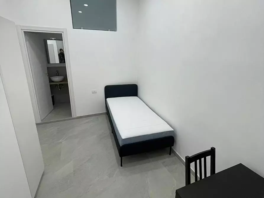 Immagine 3 di Camera in affitto  in Piazza Cavour a Napoli
