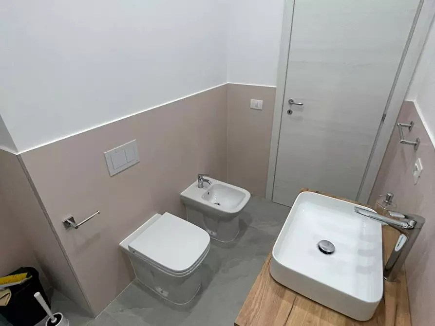 Immagine 9 di Camera in affitto  in Piazza Cavour a Napoli