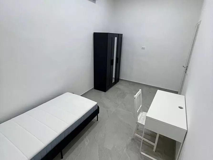 Immagine 4 di Camera in affitto  in Piazza Cavour a Napoli