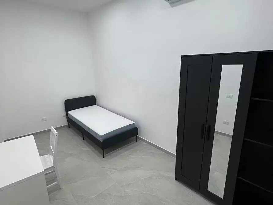 Immagine 5 di Camera in affitto  in Piazza Cavour a Napoli