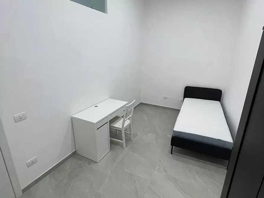 Immagine 2 di Camera in affitto  in Piazza Cavour a Napoli