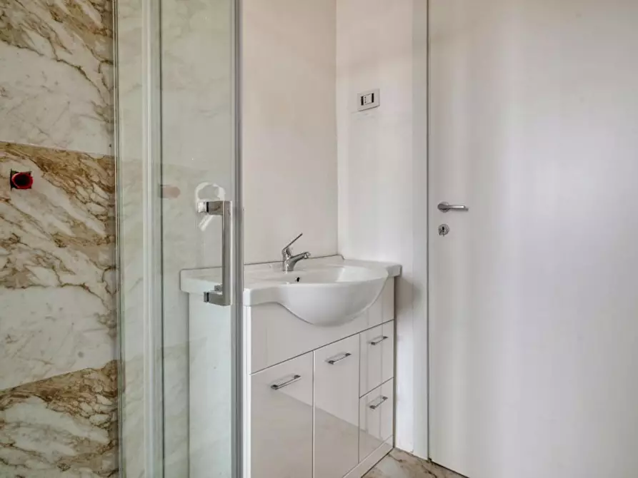 Immagine 10 di Camera in affitto  in Via Vigevano a Milano