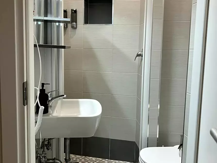 Immagine 10 di Appartamento in affitto  in Via Raffaele de Cesare a Roma