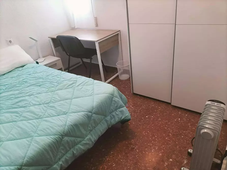 Immagine 1 di Camera in affitto  in Carrer del Bisbe Jaume Pérez a Valencia