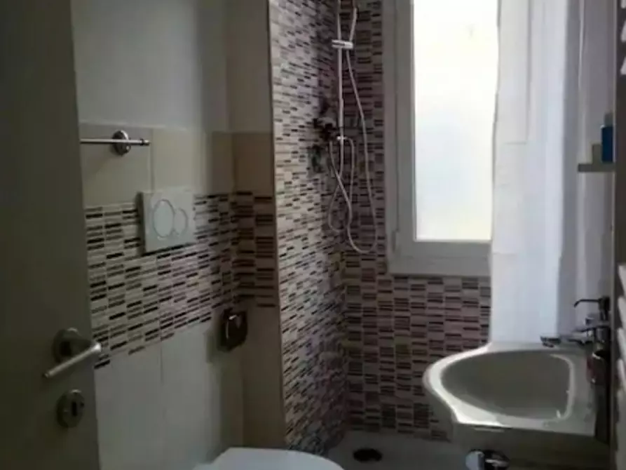 Immagine 5 di Camera in affitto  in Via Alghero a Roma