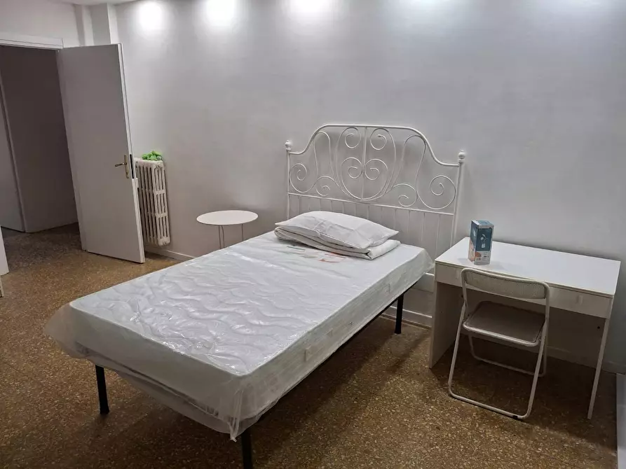 Immagine 5 di Camera in affitto  in Via Ivrea a Roma